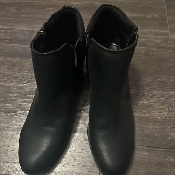 Black ankle booties - Picture 2 of 3